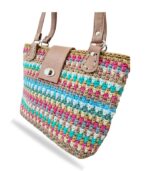 Χειροποίητη πλεκτή tote bag IRENE σε πλάγια όψη με μπεζ δερμάτινες χειρολαβές