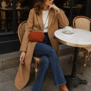 Πλεκτή vintage clutch τσάντα NOSTALGIA σε elegant café styling με camel και denim look