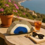 Πλεκτή τσάντα IRIS σε lifestyle σκηνή καλοκαιρινού τραπεζιού