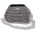 Πλεκτή clutch τσάντα SIENNA σε ασπρόμαυρο pied de poule μοτίβο με ασημένια αλυσίδα