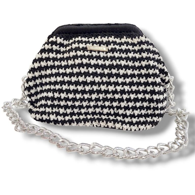 Πλεκτή clutch τσάντα SIENNA σε ασπρόμαυρο pied de poule μοτίβο με ασημένια αλυσίδα