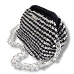 Πλεκτή handbag SIENNA σε ασπρόμαυρο μοτίβο με μεταλλική ασημένια αλυσίδα