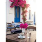 πλεκτή μπλε τσάντα σε ελληνικό cafe