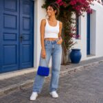 Μπλε ηλεκτρίκ clutch SERENA σε casual summer outfit