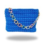 Πλεκτό clutch SERENA σε μπλε ηλεκτρίκ απόχρωση με περλέ αλυσίδα