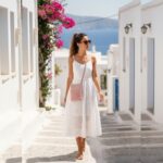 Πλεκτό τσαντάκι κινητού ELVA φορεμένο σε resort στυλ