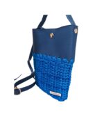 Πλάγια όψη της πλεκτής τσάντας MARIA σε royal blue με σταθερό δερμάτινο καπάκι και ρυθμιζόμενο λουράκι