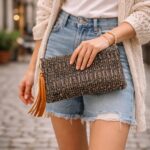 Χειροποίητο υφαντό clutch σε navy αποχρώσεις με φούντα, boho city look με jean outfit