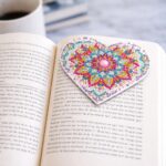 χειροποίητος γωνιακός σελιδοδείκτης mandala καρδιά σε χρήση μέσα σε βιβλίο