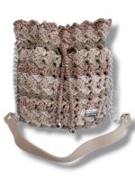 Πλεκτό πουγκί ώμου SAVANA σε μπροστινή όψη με crochet πλέξη