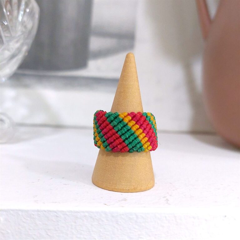 Macrame δαχτυλίδι πολύχρωμο ριγέ μπροστινή όψη