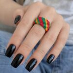 Macrame δαχτυλίδι πολύχρωμο φορεμένο στο χέρι