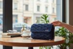 Πλεκτή navy blue τσάντα ARLEN σε cozy lifestyle σκηνή καφέ