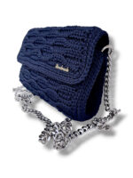 Πλεκτή τσάντα ώμου ARLEN σε πλάγια όψη με silver chain strap