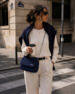 Πλεκτή navy blue τσάντα ARLEN φορεμένη χιαστί σε elegant urban street style look