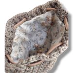 Εσωτερική floral φόδρα της πλεκτής bucket bag CLEO