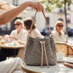 Πλεκτή taupe τσάντα ώμου CLEO σε φωτεινό urban καλοκαιρινό look