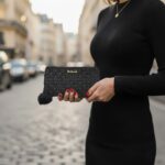 Μαύρο πλεκτό πορτοφόλι σε κομψό urban outfit
