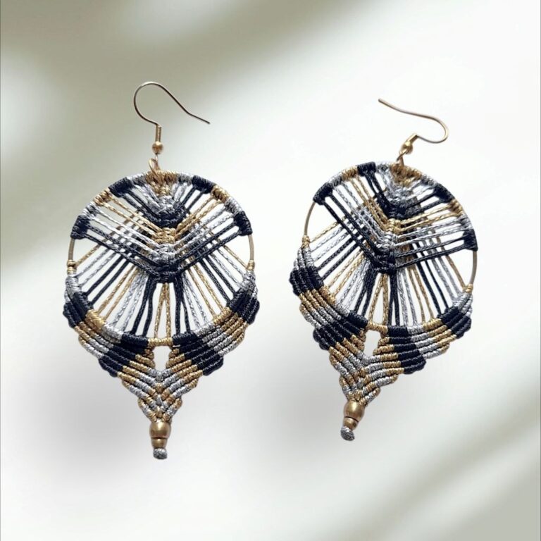 Macrame σκουλαρίκια με ακτινωτό μοτίβο σε μαύρο, χρυσό και ασημί