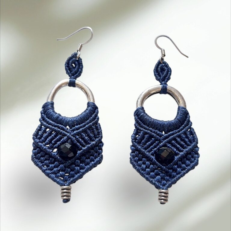 Macrame σκουλαρίκια με ασημί μεταλλικό κρίκο σε μπλε