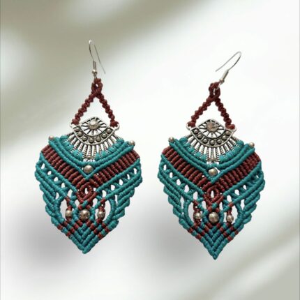Macrame σκουλαρίκια σε τιρκουάζ και καφέ με ethnic μεταλλικά στοιχεία