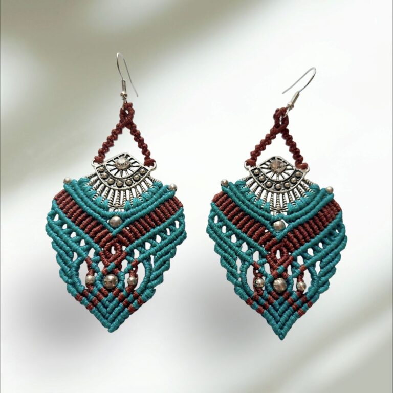 Macrame σκουλαρίκια σε τιρκουάζ και καφέ με ethnic μεταλλικά στοιχεία