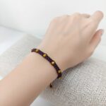 μελιτζανί macrame βραχιόλι φορεμένο σε καρπό