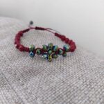 Macrame βραχιόλι MAYA BORDEAUX με κρυστάλλινο λουλούδι σε πλάγια λήψη