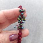 Λεπτομέρεια macrame βραχιολιού MAYA BORDEAUX με πράσινα κρύσταλλα