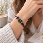 Macrame βραχιόλι MAYA BORDEAUX φορεμένο σε κομψό καθημερινό look