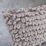 Λεπτομέρεια της loop πλέξης σε χειροποίητο taupe βελούδινο μαξιλάρι TAUPELOO
