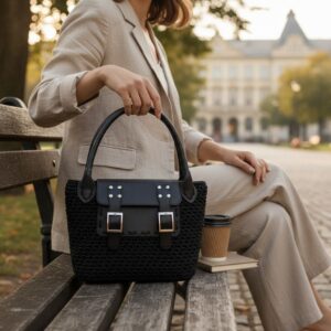 Πλεκτή μαύρη τσάντα CELESTE NOIR σε καθημερινό premium lifestyle σκηνικό
