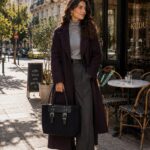 Πλεκτή μαύρη τσάντα CELESTE NOIR σε premium café lifestyle σκηνικό