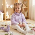 Κοριτσάκι που φοράει πλεκτό λιλά πουλόβερ LILIBOO