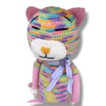 Λεπτομέρεια χειροποίητου πλεκτού γατιού amigurumi MEOW με λιλά φιόγκο