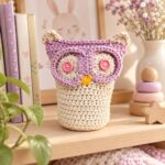 Χειροποίητη πλεκτή κουκουβάγια amigurumi OWLIA σε παιδικό δωμάτιο