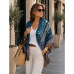Πλεκτή εσάρπα AERIS φορεμένη στην πόλη σε κομψό casual chic σύνολο