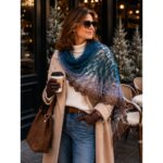 Πλεκτή εσάρπα AERIS σε χειμερινό layering με ombre πετρόλ γκρι και καφέ αποχρώσεις
