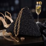 Λεπτομέρεια πλέξης σε πλεκτή τσάντα clutch NAYA με χρυσοκλωστή