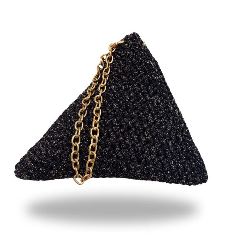 Πλεκτή τριγωνική τσάντα clutch NAYA σε μαύρο με χρυσή αλυσίδα σε μπροστινή όψη