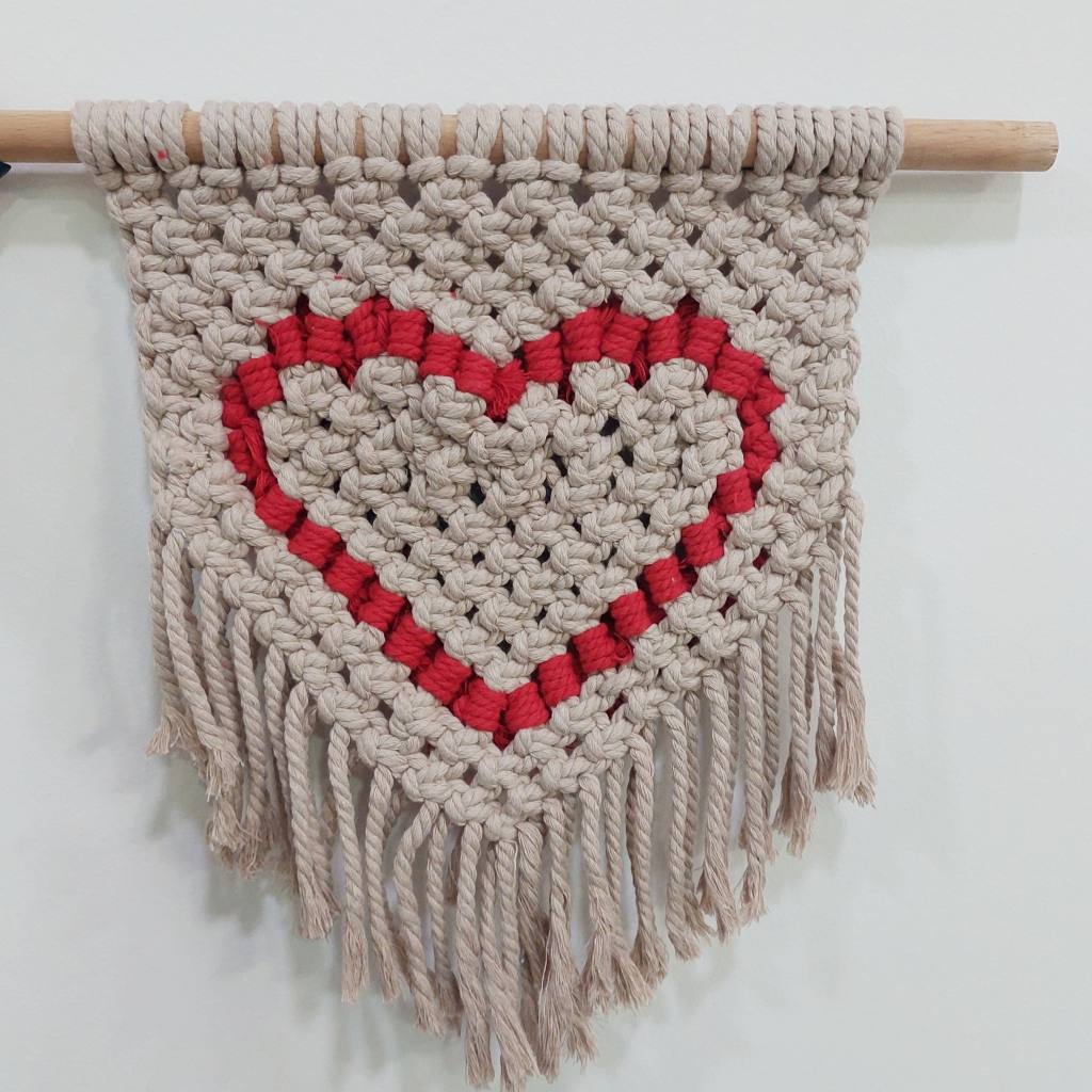 heart-macrame-wall-hanging-front Χειροποίητο macrame τοίχου με καρδιά HEART σε φυσικό μπεζ και κόκκινο