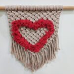 Πίσω όψη macrame τοίχου με καρδιά HEART και κόκκινα κρόσια