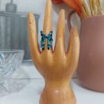 Macrame δαχτυλίδι πεταλούδα σε ξύλινη βάση παρουσίασης