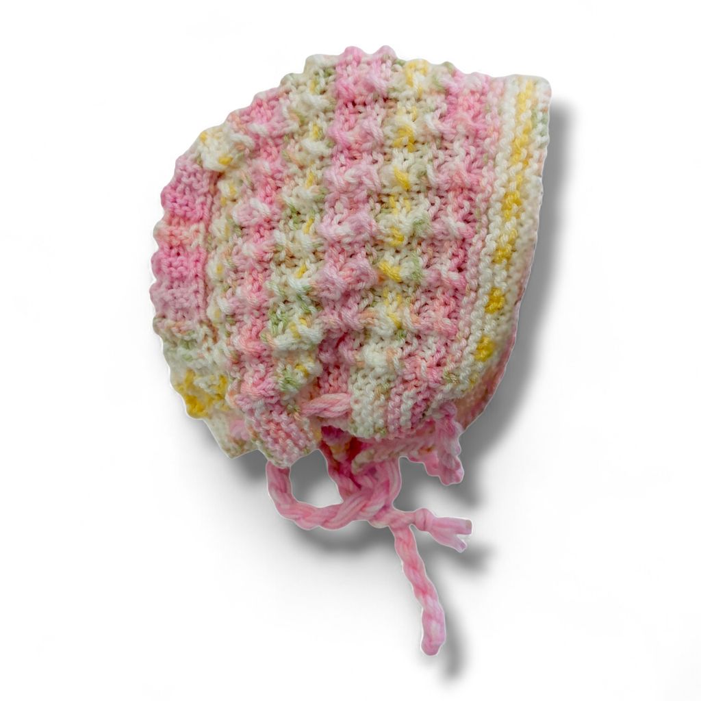 knitted-baby-bonnet-pastel-cynthia-detail Λεπτομέρεια χειροποίητου βρεφικού πλεκτού bonnet CYNTHIA σε παστέλ ροζ και εκρού
