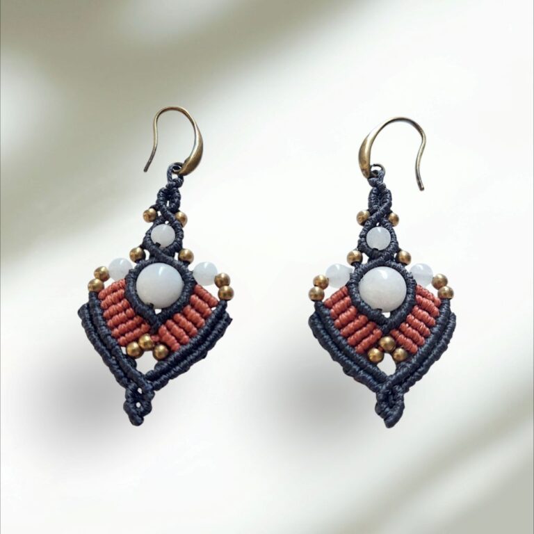 Macrame σκουλαρίκια AURELIA με λευκούς αχάτες και αιματίτες σε μαύρες και κεραμιδί αποχρώσεις.