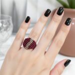 μπορντό macrame δαχτυλίδι RUBERA φορεμένο στο χέρι