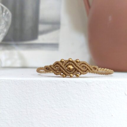Macrame βραχιόλι CALYA σε μπεζ με χρυσές χάντρες, μπροστινή όψη