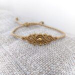 Πλάγια όψη χειροποίητου macrame βραχιολιού