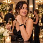 To macrame βραχιόλι DARKLYN συνδυασμένο με βραδινό κομψό outfit