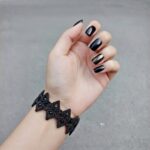Macrame μαύρο βραχιόλι φορεμένο σε καρπό